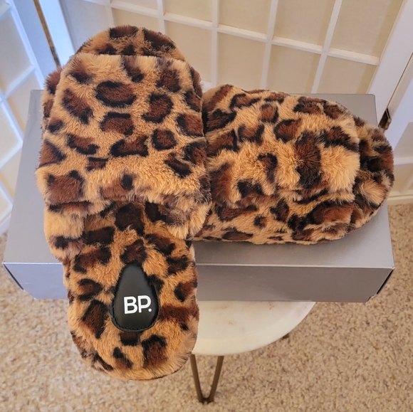 BP Nordstrom Womens Slipper Large 9-10 Tan Leopard Faux Fur Cross-Strap - Picture 2 of 2